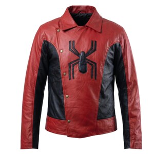 Puede incluir: Chaqueta de cuero roja y negra con un emblema de ara&ntilde;a negra en el pecho. La chaqueta tiene un dise&ntilde;o asim&eacute;trico, cierre de botones y cuello.