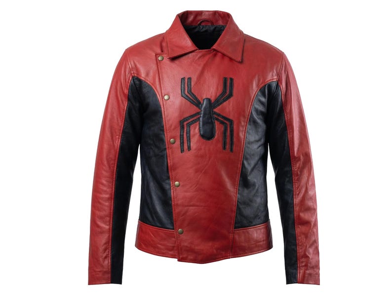 Puede incluir: Chaqueta de cuero roja y negra con un emblema de ara&ntilde;a negra en el pecho. La chaqueta tiene un dise&ntilde;o asim&eacute;trico, cierre de botones y cuello.
