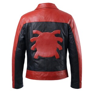 Puede incluir: Chaqueta de cuero roja y negra con un gran emblema de ara&ntilde;a roja en la espalda. La chaqueta presenta un cuello y un dise&ntilde;o cl&aacute;sico, con paneles rojos en los hombros y las mangas.