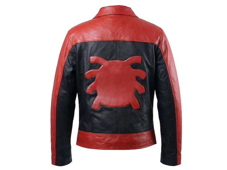 Puede incluir: Chaqueta de cuero roja y negra con un gran emblema de ara&ntilde;a roja en la espalda. La chaqueta presenta un cuello y un dise&ntilde;o cl&aacute;sico, con paneles rojos en los hombros y las mangas.