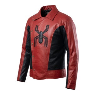 Puede incluir: Chaqueta de cuero roja y negra con un emblema de ara&ntilde;a negra en el pecho. La chaqueta tiene una botonadura frontal y un cuello. Las mangas son negras y el cuerpo es rojo.
