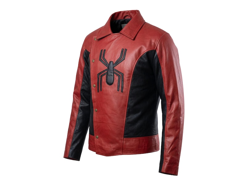 Puede incluir: Chaqueta de cuero roja y negra con un emblema de ara&ntilde;a negra en el pecho. La chaqueta tiene una botonadura frontal y un cuello. Las mangas son negras y el cuerpo es rojo.