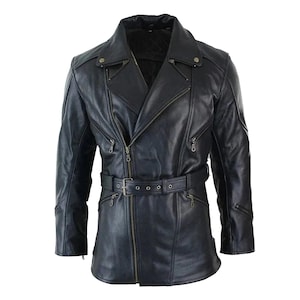 Könnte beinhalten: Schwarze Lederjacke mit asymmetrischem Reißverschluss, Reverskragen und Gürtel. Die Jacke hat mehrere Reißverschlusstaschen und einen klassischen Biker-Stil. Das Leder wirkt leicht abgenutzt.