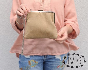 Pochette beige Sac / sac avec chaîne / sac en cuir végétalien / sac à cadre en métal / sac élégant / sac à bandoulière cros / sac à main à verrouillage de baiser