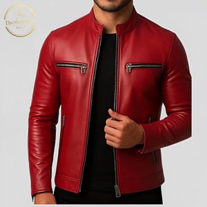 Könnte beinhalten: Rote Lederjacke mit Stehkragen und Reißverschluss. Sie hat zwei Brusttaschen mit Reißverschluss und zwei Seitentaschen. Das Logo von The Shop City Apparel ist sichtbar.