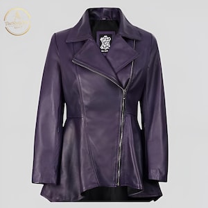Könnte beinhalten: Eine lila Lederjacke mit asymmetrischem Reißverschluss. Die Jacke hat einen Reverskragen und einen Schößchensaum. Sie hat lange Ärmel und einen silbernen Reißverschluss. Die Jacke ist einfarbig und wird auf weißem Hintergrund präsentiert.