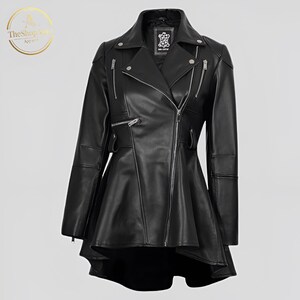 Könnte beinhalten: Schwarze Lederjacke mit asymmetrischem Reißverschluss, mehreren Reißverschlusstaschen und einem ausgestellten Schößchensaum. Die Jacke hat einen Reverskragen und eine taillierte Silhouette. Das Logo The Shop Vano Apparel befindet sich oben links.