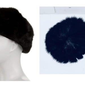 Può includere: Un basco in pelliccia nera. Il cappello ha una forma rotonda e un aspetto morbido e strutturato. L'immagine mostra anche una vista dall'alto del cappello e il testo "AURORA'S CLOSET".