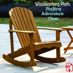 Pode incluir: Cadeira de balanço Adirondack de madeira com acabamento natural. A cadeira tem encosto ripado, apoios de braços largos e balancins curvos. O texto na imagem diz "Woodworking Plans Rocking Adirondack Chair". Uma pequena mesa lateral é visível no fundo.
