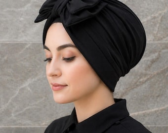 Czarny turban z kokardą: eleganckie nakrycie głowy z węzłem