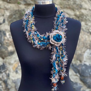 Cachecol de Crochê com Lariat e Flores. Joias de Crochê, Colar de Fibra, Cores Naturais, Bege-Azul-petróleo, Marrom
