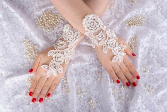 Grand Reopening Sale ivory Lace Gloves Evening Gloves Lace