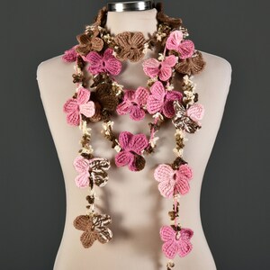 Cachecol de festival, cachecol de crochê com flores. Jóias de crochê de laço, colar de fibra, cores naturais, rosa marrom claro