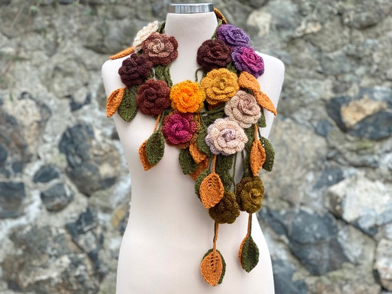 Cornice con fiori acquerelli semplici astratti nei colori rosso e arancione bordo floreale