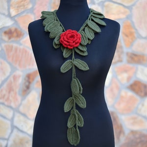 Lenço de natal, cachecol de colar de crochê, cachecol de lariat de crochê, em rosa vermelha escura, roupa de natal, com broche de flor removível