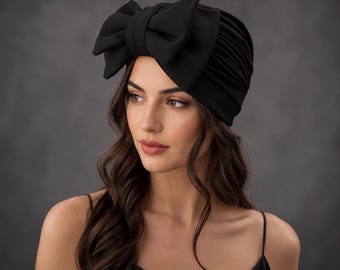 Czarny turban z kokardą: elegancki, wiązany na głowę