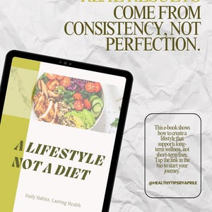 Puede incluir: Una tableta digital muestra la portada de un libro electrónico con el texto "A LIFESTYLE NOT A DIET" y una imagen colorida de una ensalada. El texto "REAL RESULTS COME FROM CONSISTENCY, NOT PERFECTION" está en la parte superior. Un pequeño cuadro proporciona más información.