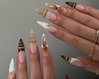 Set di unghie finte a bracciale, unghie finte con french manicure e anello dorato, unghie finte a stiletto marroni e bianche, unghie finte di lusso fatte a mano