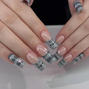 Grijze kat French Tip druk op de nagels, kawaiikunst, lange vierkante nepnagels