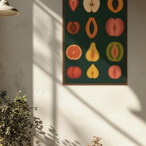 Peut inclure: Une affiche encadr&eacute;e avec un fond vert fonc&eacute; et des illustrations de divers fruits, dont une fraise, une pomme, une p&ecirc;che, une papaye, un pamplemousse, une poire, un kiwi, etc. Les fruits sont coup&eacute;s en deux, r&eacute;v&eacute;lant leurs couleurs et textures int&eacute;rieures.