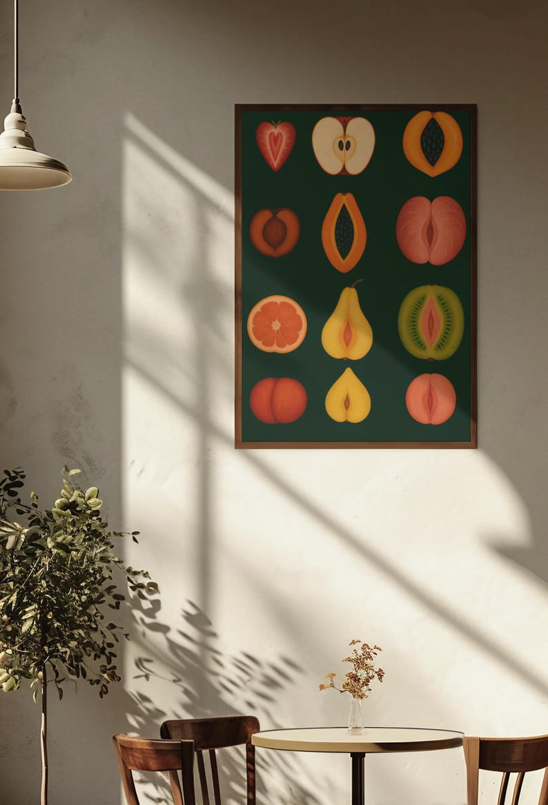 Peut inclure: Une affiche encadr&eacute;e avec un fond vert fonc&eacute; et des illustrations de divers fruits, dont une fraise, une pomme, une p&ecirc;che, une papaye, un pamplemousse, une poire, un kiwi, etc. Les fruits sont coup&eacute;s en deux, r&eacute;v&eacute;lant leurs couleurs et textures int&eacute;rieures.