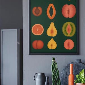 Peut inclure: Une affiche encadr&eacute;e pr&eacute;sentant des illustrations color&eacute;es de fruits, dont une fraise, une pomme, une p&ecirc;che et un kiwi, sur un fond vert fonc&eacute;. L'&oelig;uvre est au-dessus d'un meuble gris avec des vases d&eacute;coratifs et des plantes en pot.
