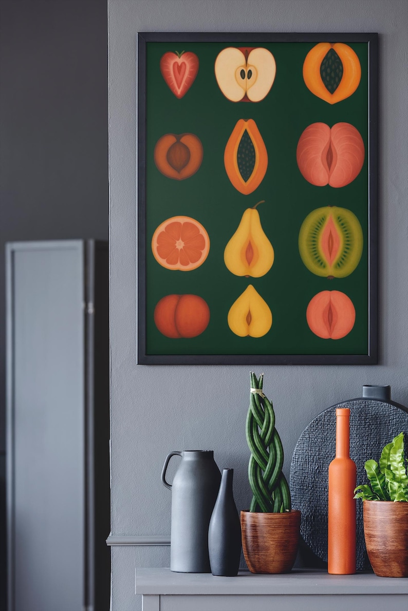 Peut inclure: Une affiche encadr&eacute;e pr&eacute;sentant des illustrations color&eacute;es de fruits, dont une fraise, une pomme, une p&ecirc;che et un kiwi, sur un fond vert fonc&eacute;. L'&oelig;uvre est au-dessus d'un meuble gris avec des vases d&eacute;coratifs et des plantes en pot.