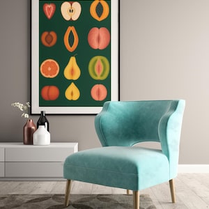 Peut inclure: Une affiche encadr&eacute;e avec des illustrations de fruits coup&eacute;s en tranches, rouges, oranges, jaunes et verts, sur fond vert fonc&eacute;. Un fauteuil bleu sarcelle avec des pieds en bois est devant l'&oelig;uvre. La pi&egrave;ce a une palette de couleurs neutres.