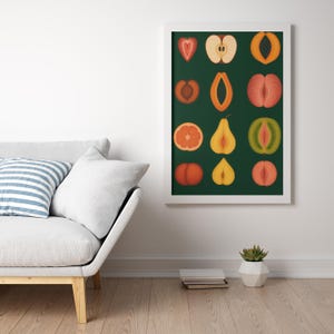 Peut inclure: Une affiche encadr&eacute;e avec un fond vert fonc&eacute; et des illustrations de fruits coup&eacute;s en deux. On y trouve une fraise, une pomme, une p&ecirc;che, une papaye, un pamplemousse, une poire, un kiwi, et d'autres, dans un style minimaliste.