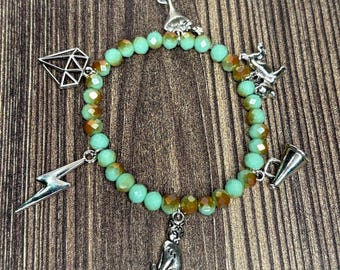 Pulsera con dijes inspirada en Taylor