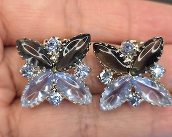 Pendientes de clip con forma de flor vintage en gris y azul.