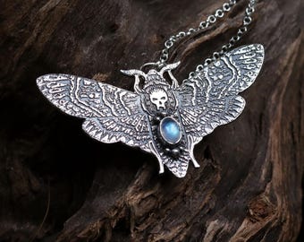 Colar com pingente de mariposa-caveira em prata de lei e pedra da lua arco-íris.