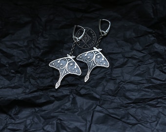Brincos pendentes de mariposa lunar - Brincos de céu estrelado - Brincos de mariposa preta e prateada - Observação de estrelas
