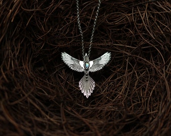 Colar Magpie sob encomenda - Pingente de pássaro prateado - Pássaro voador com peridoto - Pingente de pena