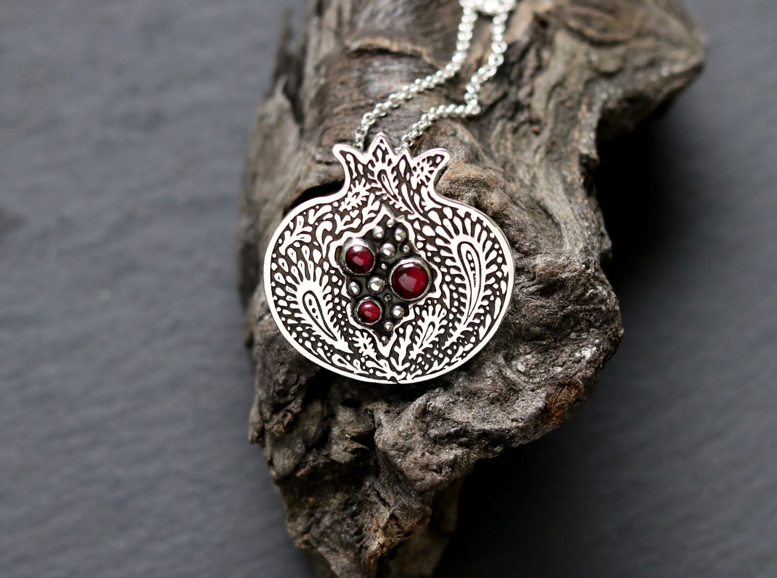 Collier Mi-long Pendentif Grenat Style Arménien En Alliage Argenté - 46-50 Cm