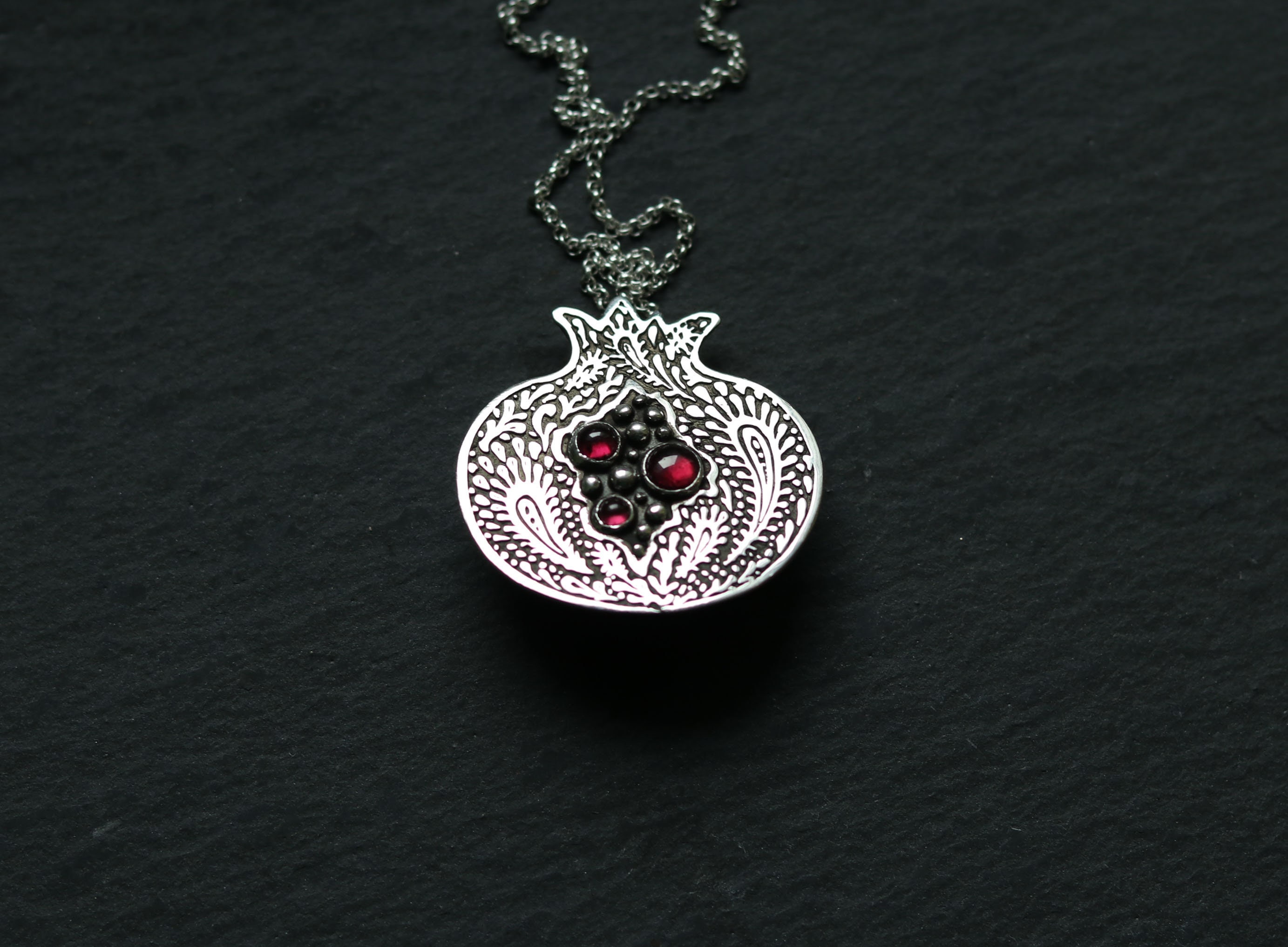 Collier Mi-long Demi-lune Avec Grenat Et Pièce - Style Ethnique Et Statement
