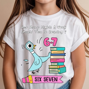 Puede incluir: Camiseta blanca con una paloma de dibujos animados y libros. El texto de la camiseta dice "How Many Nights A Week Should You Be Reading?" y "6-7" en rosa. Una pancarta en la parte inferior dice "SIX SEVEN".