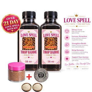 Puede incluir: Dos botellas de 473 ml de líquido de baño Love Spell Trop Baddie con tapas negras y etiquetas con una ilustración de jirafa. Incluye un frasco pequeño con tapa rosa que contiene gránulos marrones, una moneda plateada marcada 25 y dos cuencos con cuentas blancas.