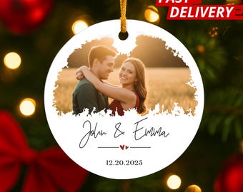Personalisierte Verlobung Weihnachten Ornament 2025, Benutzerdefinierte Foto Ornament für Verlobte Paare, erstes Weihnachten verlobtes Geschenk, Keramik-Andenken