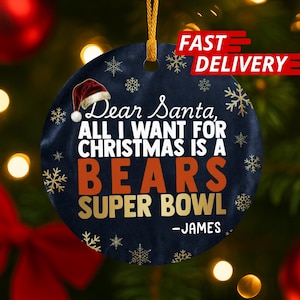 Può includere: Ornamento natalizio rotondo con sfondo blu navy, fiocchi di neve dorati e la scritta "Dear Santa, ALL I WANT FOR CHRISTMAS IS A BEARS SUPER BOWL -JAMES." Un cappello di Babbo Natale è in alto.