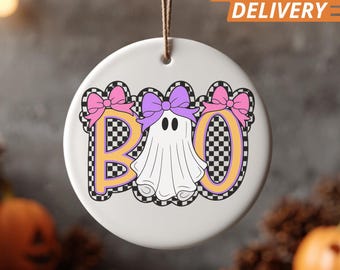 Ornamento personalizzato a forma di fiocco fantasma: decorazione per albero di Natale color pastello, ornamento in ceramica con nome personalizzato Boo 2025