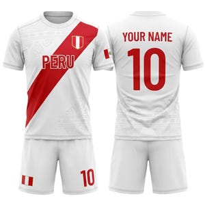 Peut inclure: Un ensemble de football blanc avec des détails rouges, affichant le mot "PERU" et le numéro "10". Le maillot présente une bande diagonale rouge et le drapeau péruvien. Le short affiche également le numéro "10" et le drapeau.