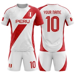 Peut inclure: Ensemble de maillot de football du Pérou blanc et rouge. Le maillot affiche le mot "PERU" et le numéro 10 au dos. L'ensemble comprend un maillot et un short, tous deux avec l'emblème du drapeau péruvien. Le maillot a une bande diagonale rouge.