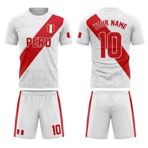 Peut inclure: Un ensemble de football blanc avec des détails rouges, affichant le mot "PERU" sur le devant et le numéro "10" sur le short et le dos du maillot. Le maillot a une bande diagonale rouge et le drapeau péruvien sur la manche.