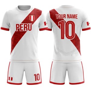 Peut inclure: Un ensemble de football blanc avec des détails rouges, affichant le mot "PERU" et le numéro "10". Le maillot et le short présentent un design rouge et blanc, avec le drapeau péruvien sur les manches et le short.