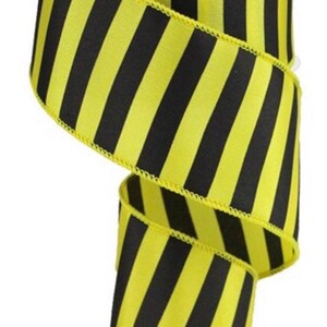 Puede incluir: Un rollo de cinta rayada amarilla y negra. La cinta tiene 2,5 pulgadas de ancho y un borde con alambre.