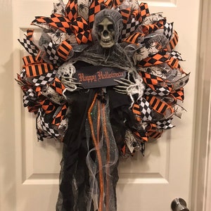 Skeleton Wreath, Halloween Wreath, Skeleton Door Wreath, Halloween Door Wreath, Skull Wreath, Wreath for Front Door, Halloween Porch Decor