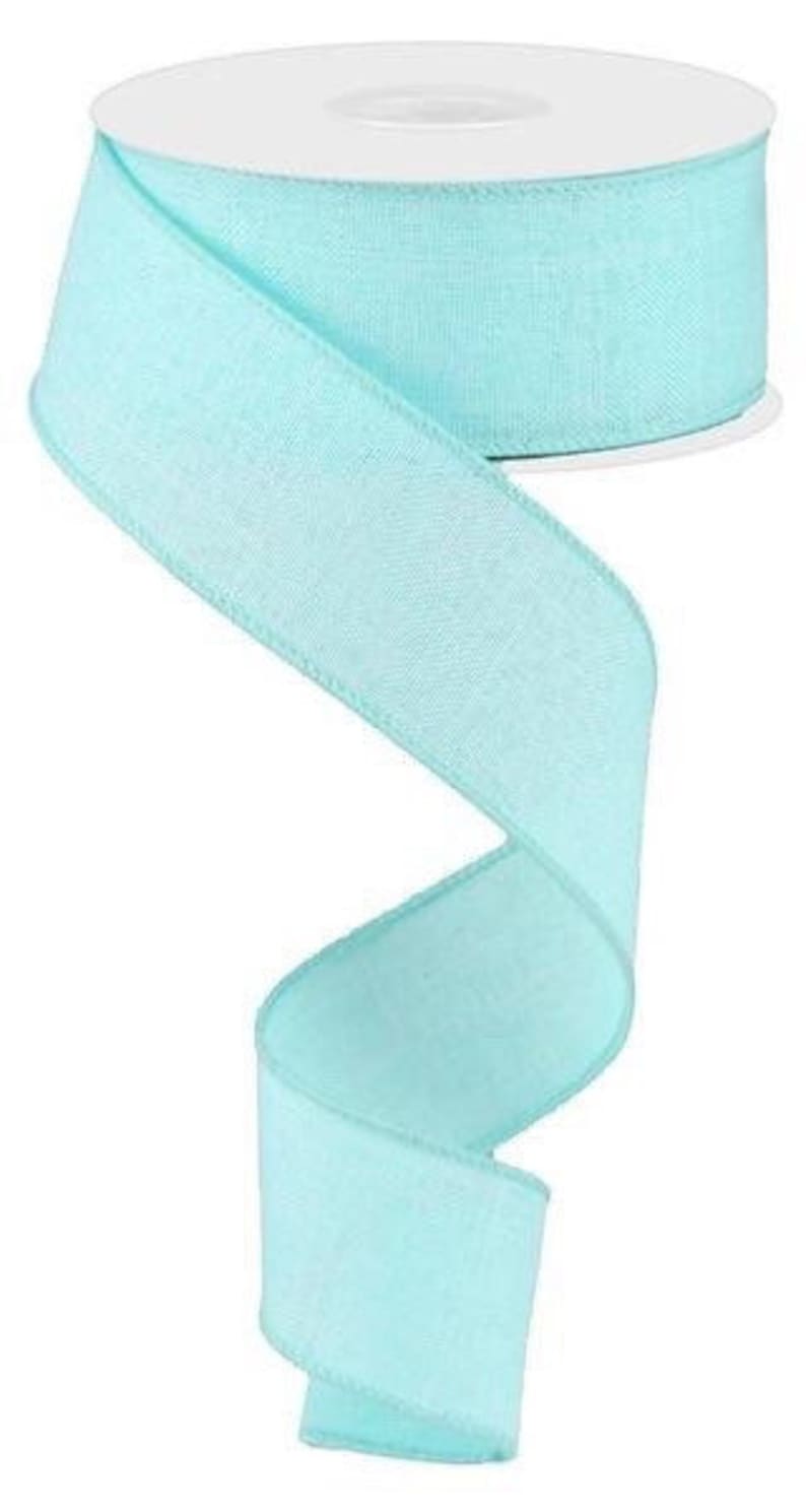 Puede incluir: Un rollo de cinta texturizada azul claro. La cinta tiene 2,5 pulgadas de ancho y un brillo sutil.