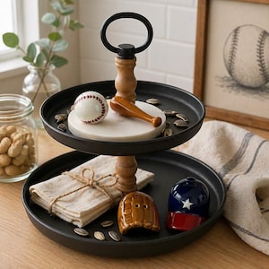 Puede incluir: Bandeja de servicio negra de dos niveles con decoraci&oacute;n tem&aacute;tica de b&eacute;isbol. Incluye una pelota de b&eacute;isbol, un bate en miniatura y saleros y pimenteros con forma de guante y gorra de b&eacute;isbol. La bandeja tiene un asa y base de madera.