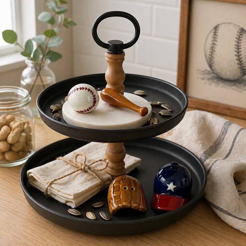 Puede incluir: Bandeja de servicio negra de dos niveles con decoraci&oacute;n tem&aacute;tica de b&eacute;isbol. Incluye una pelota de b&eacute;isbol, un bate en miniatura y saleros y pimenteros con forma de guante y gorra de b&eacute;isbol. La bandeja tiene un asa y base de madera.
